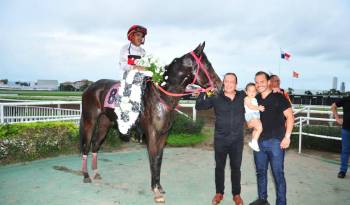 Luego de su impresionante triunfo ‘Cyrano’ posa en el recinto de ganadores junto a sus propietarios e invitados.