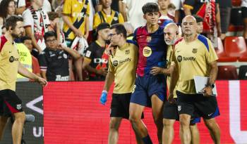 El centrocampista del FC Barcelona Marc Bernal (3d) se retira lesionado durante el partido ante el Rayo Vallecano.