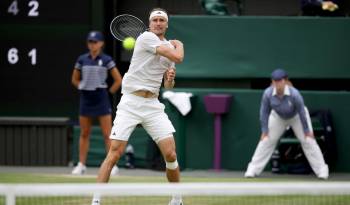 El tenista alemán Alexander Zverev en acción durante el partido de tercera ronda que han jugado Cameron Norrie y Alexander Zverev en Wimbledon, Reino Unido.
