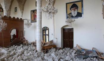 Escombros apilados dentro de una iglesia en la aldea de Derdghaya, en el sur del Líbano.