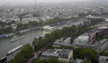 Imagen panorámica en la que se aprecia el río Sena en la ciudad de París.
