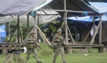 Integrantes del Servicio Nacional de Fronteras resguardan un campamento en medio de un operativo este 31 de agosto en plena selva del Darién, frontera natural entre Colombia y Panamá.