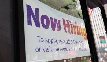 Se ve un letrero que dice “Ahora contratando” en una ubicación de FedEx en la ciudad de Nueva York.