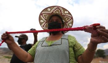 Una mujer muestra una onda o 'Waraka' durante un entrenamiento, este jueves en Parotani (Bolivia). Los 'evistas', como se les conoce a los seguidores del expresidente de Bolivia Evo Morales , entrenan con tirapiedras para un eventual enfrentamiento con militares o policías.