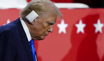 El expresidente y candidato republicano Donald Trump reapareció este lunes 15 de julio con la oreja vendada.