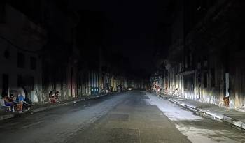 Personas permanecen fuera de sus casas durante un apagón el viernes en La Habana, (Cuba).