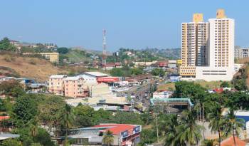 Vista del área de Río Abajo y San Miguelito al fondo. Al plan se le ha incorporado el sector de Balboa, en el cruce de vía Cincuentenario y vía José Agustín Arango, que facilita una conexión de la zona paga de MiBus con acceso directo a la estación Cincuentenario de la línea 2 de Metro de Panamá, a través del metrocable.