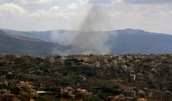 El humo se eleva después de que un bombardeo israelí alcanzara la ciudad de Khiyam, cerca de la frontera entre el Líbano e Israel, en el sur del Líbano, el 19 de septiembre de 2024.