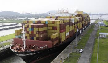 Buque portacontenedores transita, este lunes por las esclusas de Cocolí, en Ciudad de Panamá.