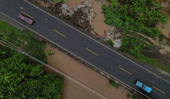 Fotografía aérea donde se observa una zona inundada por el desborde de un río en Metalío (El Salvador)