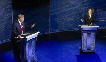 La vicepresidenta y candidata demócrata a la Casa Blanca, Kamala Harris, y el expresidente y candidato republicano Donald Trump, durante el debate.