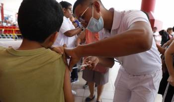 Jornada de vacunación en Villa Lucre, donde llevaron 1,200 dosis para la influenza y en medio de la larga fila encontraban muchos niños y adultos mayores.
