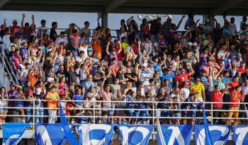 Aficionados viendo el partido entre el Veraguas United y el CAI en el Complejo Deportivo de Atalaya.