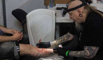 Una persona se tatúa durante la sexta versión de la 'Art Tattoo Bolivia Convention 2024'.