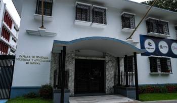 Fachada de la Cámara de Comercio, Industrias y Agricultura de Panamá.