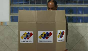 Un hombre vota este domingo, en un centro de votación en Caracas.