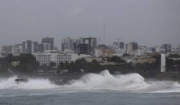 Fotografía que muestra el intenso oleaje ante el avance del huracán Beryl, este martes, en Santo Domingo (República Dominicana).