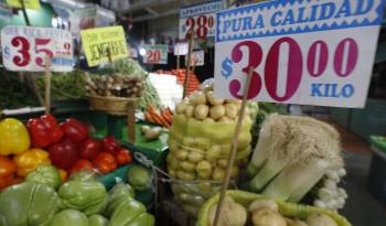 Fotografía de archivo de un puesto de verduras con los precios de cada producto, en el mercado de Jamaica de la Ciudad de México.