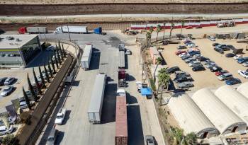 Llegada de camiones a la frontera de Estados Unidos y México, en la zona de Tijuana, Baja California.