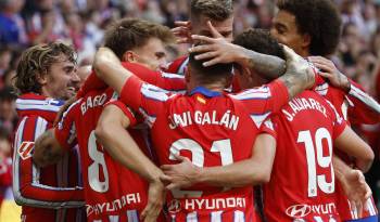 El delantero francés del Atlético de Madrid Antoine Griezmann (i) celebra junto a sus compañeros.