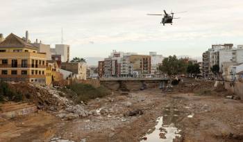 Aspecto de los alrededores de la localidad valenciana de Paiporta donde vecinos y militares continúan este viernes con los trabajos de limpieza tras la dana del pasado 29 de octubre.