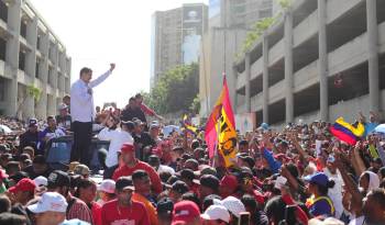 Fotografía cedida por Prensa Miraflores del presidente de Venezuela, Nicolás Maduro, durante una visita este sábado a Maracaibo, estado Zulia (Venezuela).