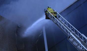 En la extinción del incendio participa personal de tres estaciones