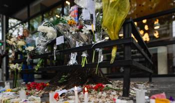 Fotografía que muestras flores y mensajes frente al hotel donde falleció el exintegrante de la banda One Direction, Liam Payne, este jueves, en la ciudad de Buenos Aires (Argentina).