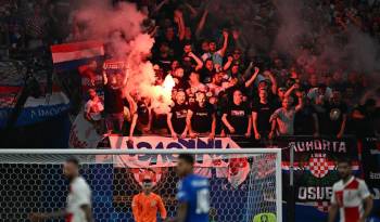 Los seguidores de Croacia encienden una bengala durante el partido de fútbol del Grupo B de la UEFA Euro 2024 entre Croacia e Italia en el estadio de Leipzig