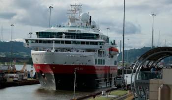 El Fram transita por las esclusas de Miraflores este lunes, en el inicio de la temporada de cruceros 2024-2025 del Canal de Panamá.