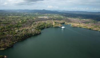 Toma de agua del Instituto de Acueductos y Alcantarillados Nacionales en el lago Alajuela.