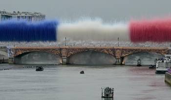 Lanzamiento de fuegos artificiales durante el acto de apertura de los Juegos Olímpicos París 2024.