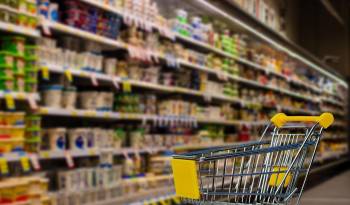El precio elevado de los alimentos afecta el bolsillo de los consumidores a la hora de hacer sus compras en los supermercados.