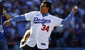 Fernando Valenzuela durante un lanzamiento de honor con Los Ángeles Dodgers.