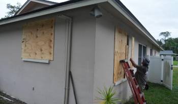 Un residente tapa sus ventanas con tablas en Palm Harbor, Florida, antes de la llegada prevista del huracán Milton a mitad de semana, el 6 de octubre.