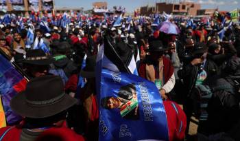 Simpatizantes del expresidente de Bolivia, Evo Morales (2006-2019), participan en un evento este viernes, en El Alto (Bolivia).
