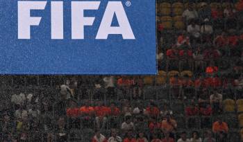 Bnadera de la FIFA durante un partido.
