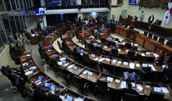 Luego de más de nueve horas de debate los diputados dieron por terminada la sesión pasada las 5:18 a.m. de este miércoles