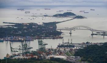 Vista aérea donde se aprecian buques que esperan en el pacífico para transitar en el Canal de Panamá, en ciudad de Panamá.