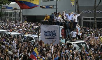 La líder opositora venezolana María Corina Machado y el candidato presidencial opositor ,Edmundo González Urrutia, durante una manifestación frente a la sede de las Naciones Unidas en Caracas este martes.