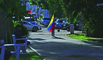 Un venezolano camina en las calles panameñas, con su bandera tricolor.