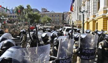 Tropas militares desplegadas frente al Palacio Quemado en la Plaza Murillo de La Paz.