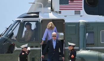 El presidente Biden, y la primera dama, Jill, se dirigen a abordar el Air Force One antes en aeropuerto de Los Ángeles.