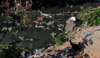 Un arroyo contaminado en la zona sur en la ciudad São Paulo, Brasil.