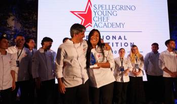 Gabriela Sarmiento celebra el triunfo junto a su mentor, el chef Rubén Escudero.