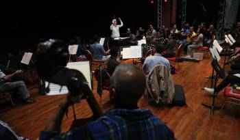 La directora invitada Nell Flanders de los Estados Unidos, dirige un ensayo de la Orquesta Sinfónica de Panamá el 14 de mayo de 2024 en el Teatro Balboa en Ciudad de Panamá.