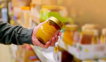 Se estima que el comercio ilícito y el fraude alimentario penetran en la mayoría de los sectores agroalimentarios, como los del aceite de oliva, la miel, entre otros.