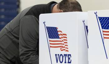 Una persona vota durante una jornada electoral en EE.UU., en una fotografía de archivo.