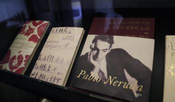Fotografía que muestra libros en la biblioteca de casa museo La Chascona con ediciones de Pablo Neruda, el 6 de junio 2024, en Santiago (Chile).