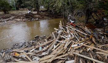 Fotografía del 3 de octubre de escombros a lo largo de las orillas de un río tras las inundaciones provocadas por el huracán Helene en Estados Unidos.